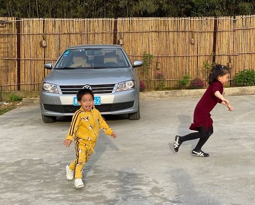  李佳航儿子正面照,伸舌头撞脸二哈表情包,才3岁偶像包袱就掉了