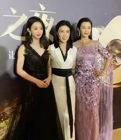  李冰冰赵丽颖牵手姐妹情深,签约和颂后两人首次合体公开亮相