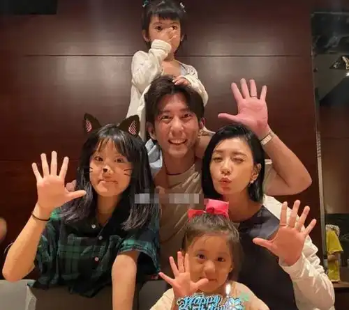  贾静雯女儿明星脸初显,本以为咘咘颜值够高,不料小女儿更惊艳