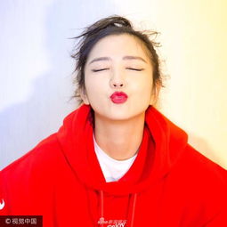  组图何洁穿红衣俏皮似少女对镜头嘟嘴卖萌狂甩表情包
