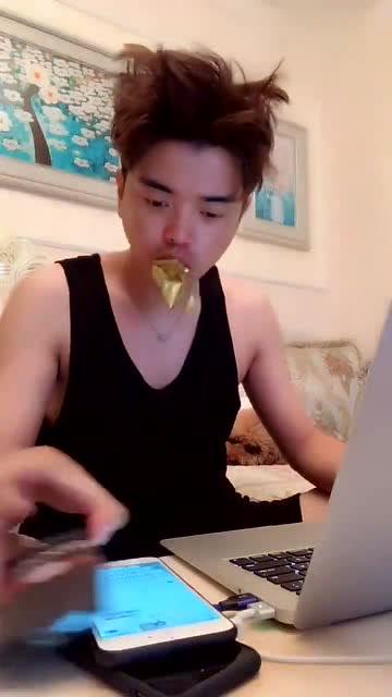  笑容瞬间消失,这小表情太可爱了