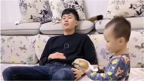  全网坑爹第一名,儿子真是太坑了,看爸爸那表情忍不住笑了