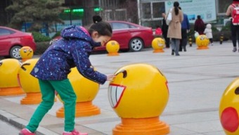  实体qq表情现身呆萌表情引孩子嬉戏
