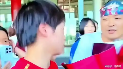  全红婵回家,被粉丝强行贴脸送花,婵妹表情有点无奈