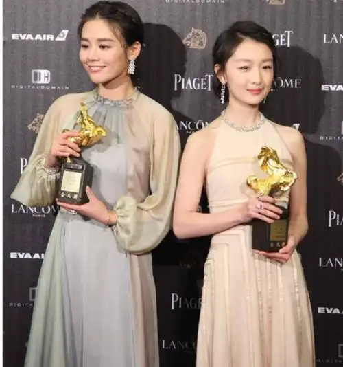 周冬雨参加活动不慎摔倒,脸上的表情亮了,网友故意的吧 周冬雨参加活动不慎摔倒,脸上的表情亮了,网友故意的吧