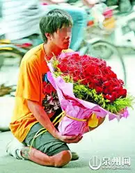  哥不求婚求原谅男子手捧99朵玫瑰当街下跪