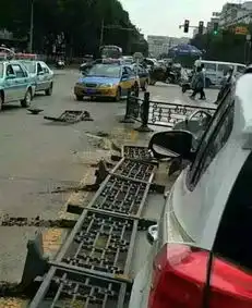 男子撞翻警车撞伤三警察为本地人被警方击毙 男子撞翻警车撞伤三警察为本地人被警方击毙