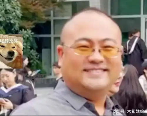  父亲参加女儿毕业典礼,惊喜变成惊吓,表情转变太快让网友绷不住