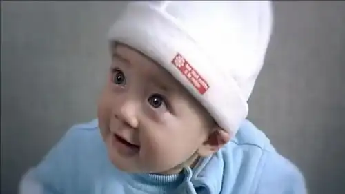  小萌娃被坏人抱走,喊成龙爸爸古天乐妈妈,太虐心