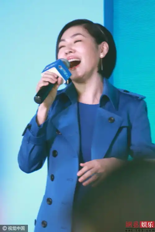  小s又秀表情包呲牙大笑露双下巴显富态