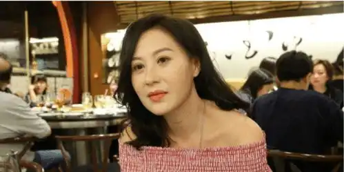  她因嫌弃张卫健买不起包而分手,后因老公破产复出,52岁长这样