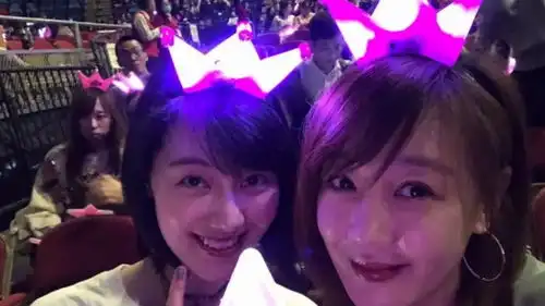  姐妹情深薛佳凝卡点为好闺蜜王冠庆生分享多张合照超用心
