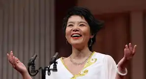  龚琳娜再现神曲忐忑表情丰富动作很给力