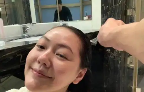  小s老公帮忙染发,微博秀恩爱被网友打脸,一个细节暴露真实年纪