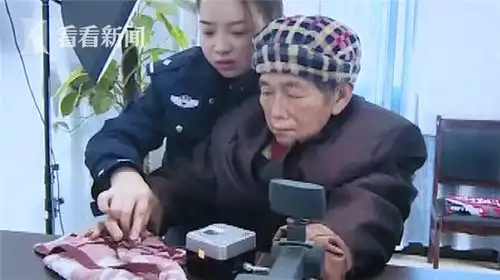  重庆老人办身份证体力不支90后女警送上最美熊抱