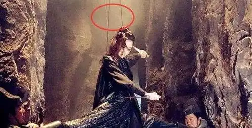  搞笑的穿帮镜头,夫妻两人在亲热,你在床上干嘛,一会要加入吗