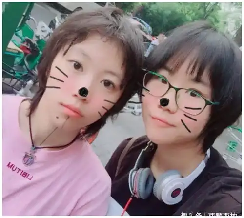  窦靖童与18岁妹妹罕同框,路边小摊搞怪自拍,同父异母姐妹情深