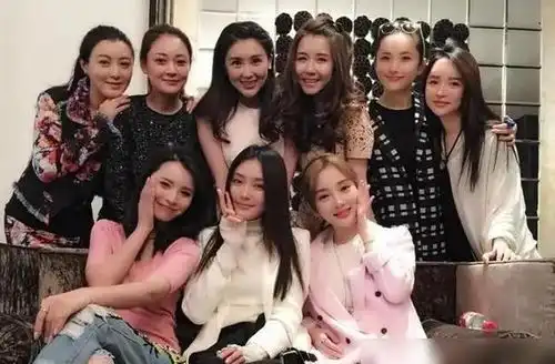  李小璐甘薇久违同框,昔日泰迪团成员重聚,上演姐妹情深