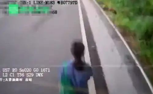 公交车司机开车时一个举动碾死行人,这个举动我们驾车时却经常做 公交车司机开车时一个举动碾死行人,这个举动我们驾车时却经常做