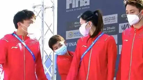  全红婵跳海水花消失术,用左手拍大腿鼓掌并连续比心萌翻众人