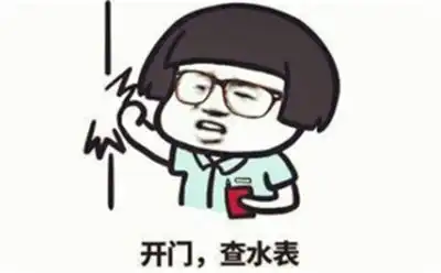  一个刚刚到公司工作的小伙子抱着一搭文件站在碎纸机前犯愣