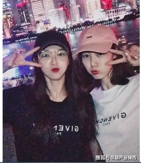  唐嫣王冠姐妹情深,两人昔日穿情侣t恤看夜景,罗晋老婆表情多