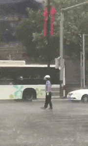  搞笑gif段子水土不服就服你,这个大招厉害了