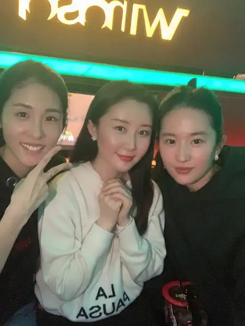 姐妹情深舒畅连续7年为刘亦菲庆生,两人19年友谊惹人羡 姐妹情深舒畅连续7年为刘亦菲庆生,两人19年友谊惹人羡