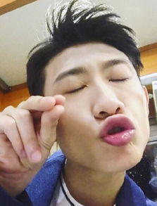 张一山晒搞怪九宫格自拍姿势不够手指来凑