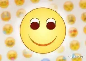  蓝天白云伴古城