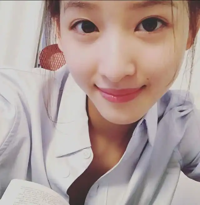  表情章泽天与刘强东过圣诞,奶茶妹手势成亮点,强颜欢笑发福孕味浓...表情