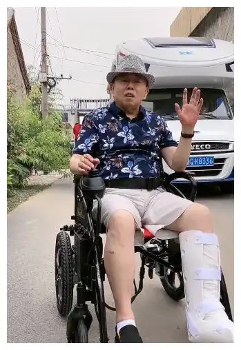  潘长江瘫痪坐轮椅表情憔悴,潘阳晒老爸近况,惹网友心疼