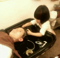  搞笑gif姑娘们看着都是王者,却不想也是个青铜选手,哈哈
