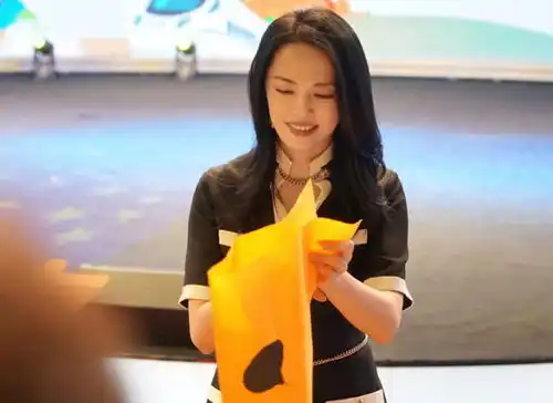 表情姚晨与员工一同去意大利旅游,看她与员工的表情,网友羡慕表情