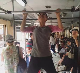  石家庄一男子把地铁车厢当成了健身房,工作人员这样回应...