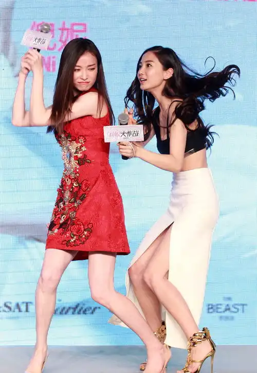  baby倪妮低胸婚纱抢捧花gif动图表情夸张搞笑