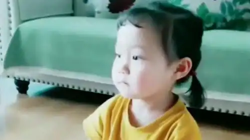  小萝莉说大姨说话不算数,这表情真萌,没想到最后举动亮了