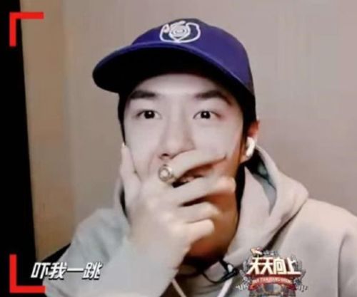  王一博看到自己的偶像,有谁注意他的表情变化,追星女孩都懂