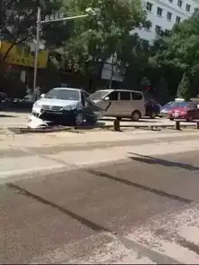 山西男子驾装载机撞翻警车碾死行人被击毙 山西男子驾装载机撞翻警车碾死行人被击毙