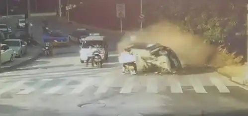 惨烈贵州一小车逆行失控碾压行人致1死1伤,现场曝光 惨烈贵州一小车逆行失控碾压行人致1死1伤,现场曝光