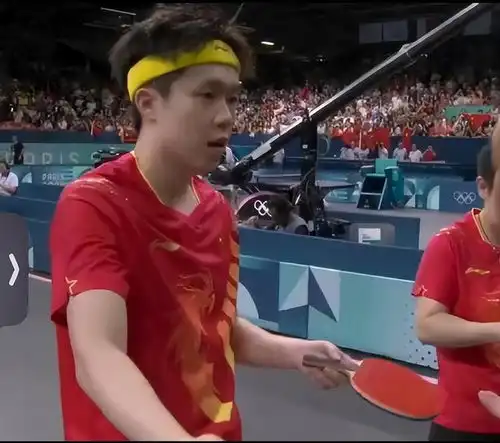  孙颖莎撮合朝韩两队神秘之师跟国乒握手,却只跟韩国队拍了下