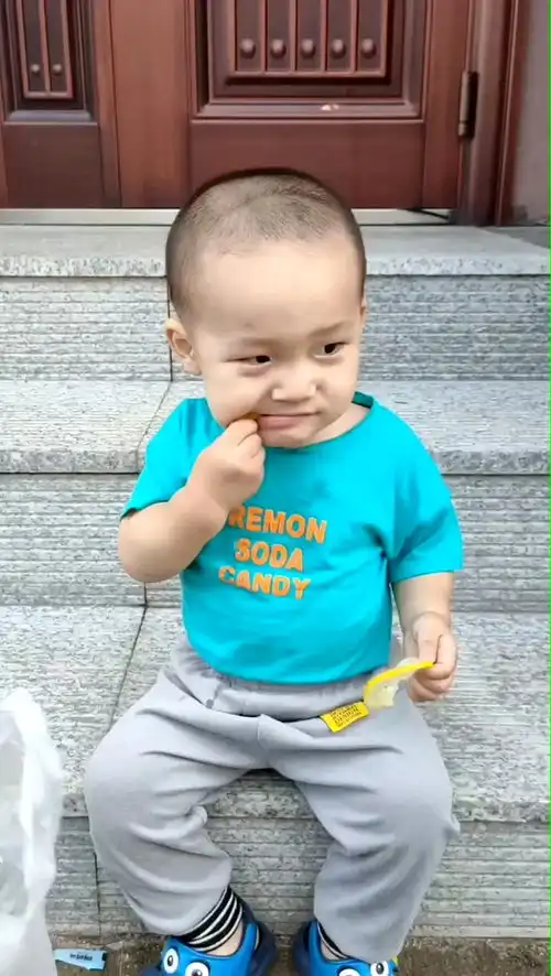  一岁的宝宝,非要吃柠檬,不料酸出表情包
