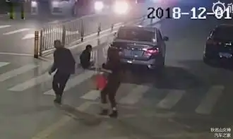  妈妈牵四岁女儿过斑马线,却被碾压致死,深圳交警心都碎了