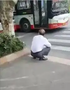  作死成都离奇车祸男子主动扑进公交车底被碾身亡,疑似......