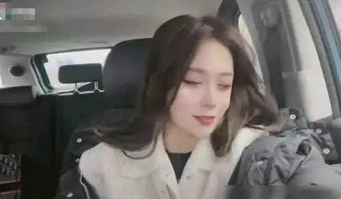  宋晓峰女儿好阔气,17岁日常戴钻石项链,出门背的包也近三万元