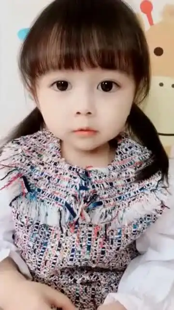  4岁的萁萁小萝莉唱歌好敷衍,一句话就结束,最后的表情真可爱