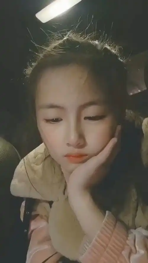  小猪里面最后两百块了,买了就没钱买还是不买露出这表情摆明就是想让老爹买单咯骗