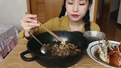  美食吃播开始啦,这东西不要太好吃了,满足的表情