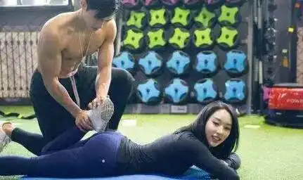  虽然你是健身教练,凭啥你要用器械我就得让