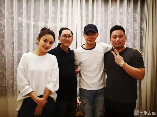 佟丽娅董璇等人豪宅聚会照曝光,两人与佟爸合影像极姐妹花 佟丽娅董璇等人豪宅聚会照曝光,两人与佟爸合影像极姐妹花